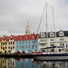 Tórshavn, hlavné mesto Faerských ostrovov (podľa boha hromu a blesku Thóra).