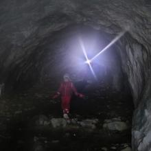 Skúmame jaskyňu, ktorá má vraj až 50 metrov.