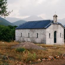 opustený kostolík v strede kopcov
