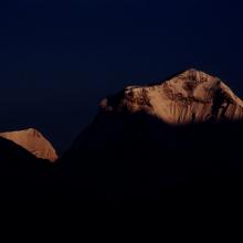 východ slnka na Dhaulagiri (8176 m), pohľad z kopca Poon Hill (3210 m)