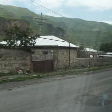MHD sa dostaneme na maršrutkovú stanicu v Tbilisi a odtiaľ pokračujeme do horskej osady Kazbegi, na sever krajiny