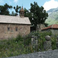 Kamenný kostolík v Kazbegi